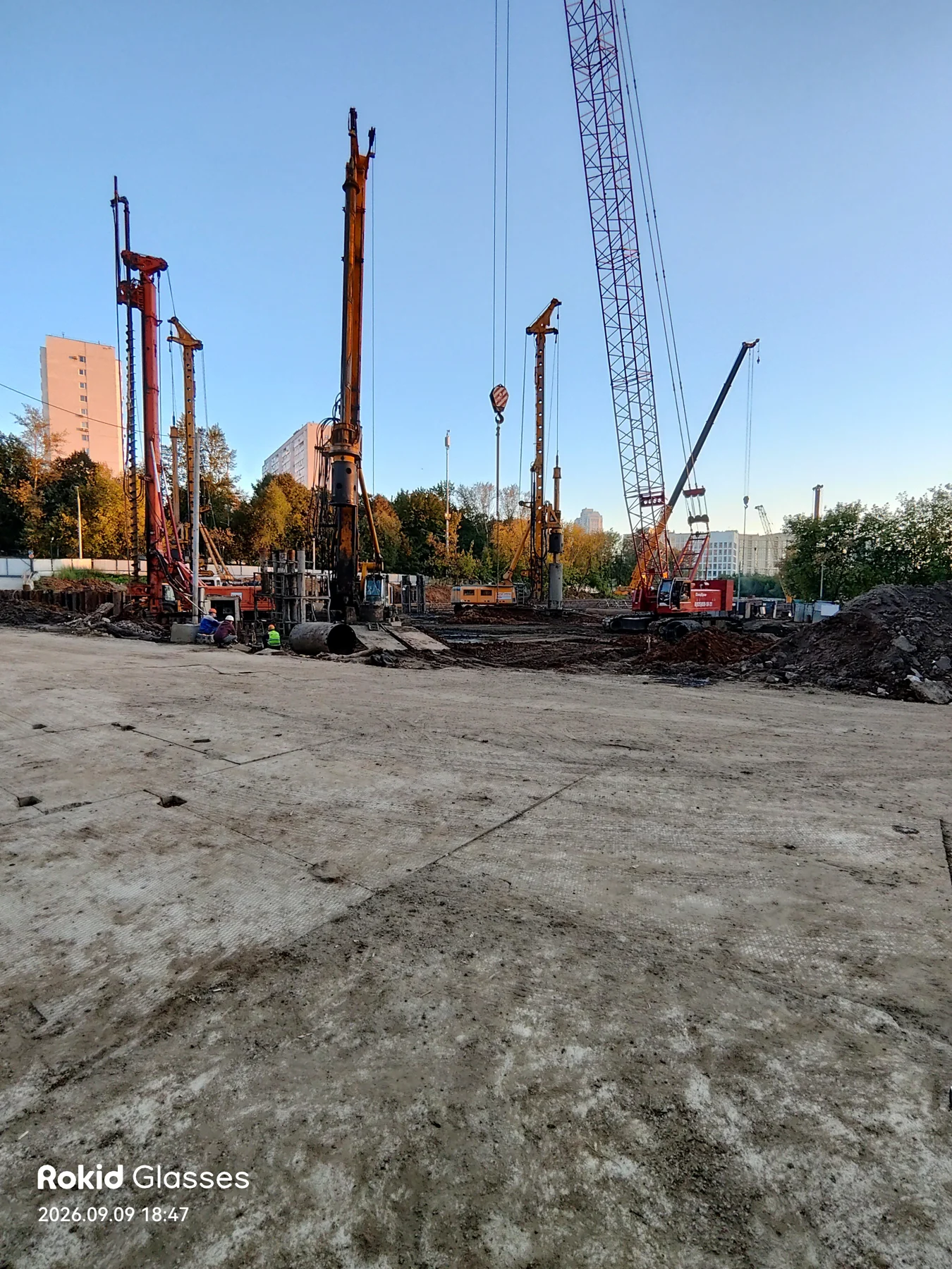 Буровые установки на объекте БИЛДГРАУНД на Мосфильмовской улице